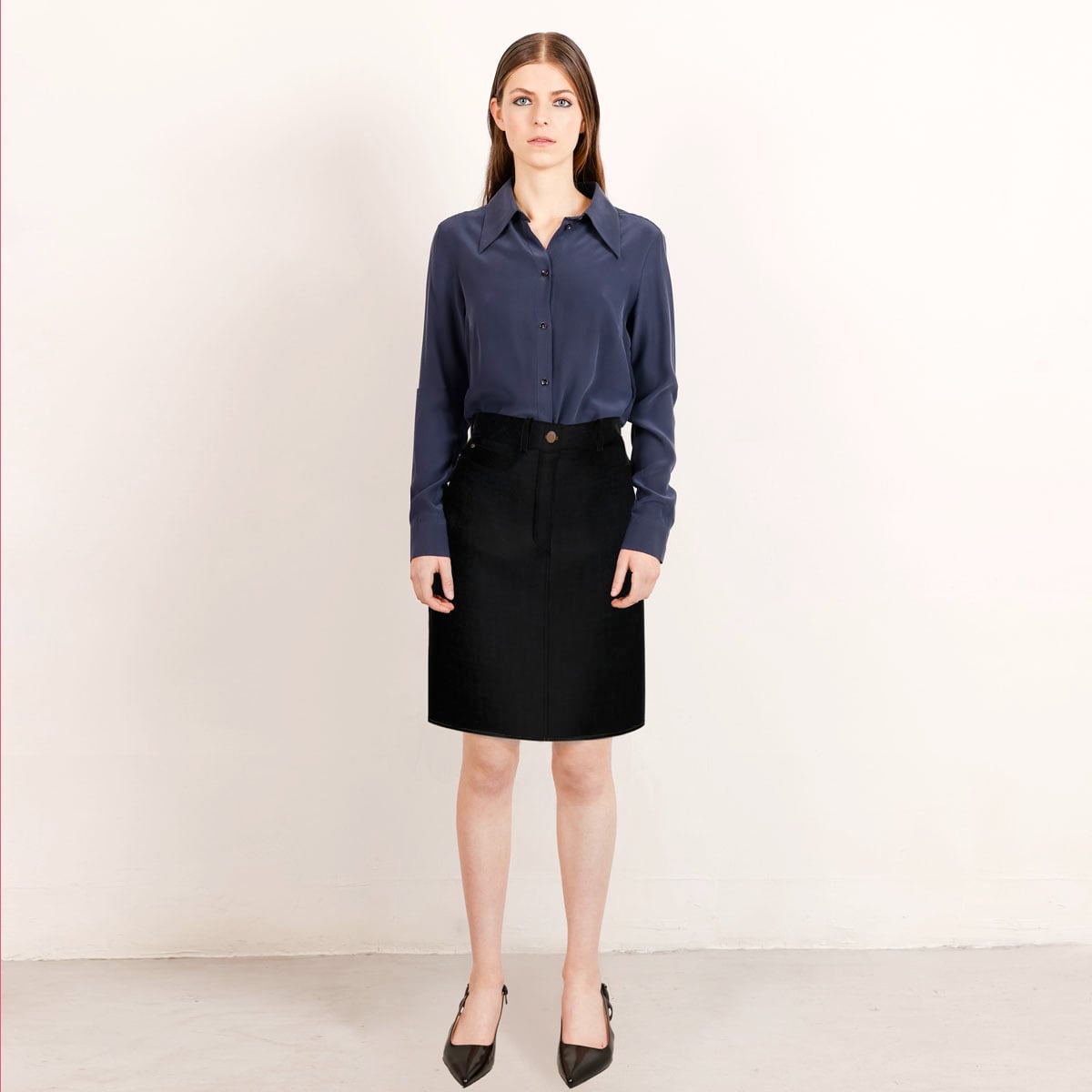 Custom-fit black short denim skirt