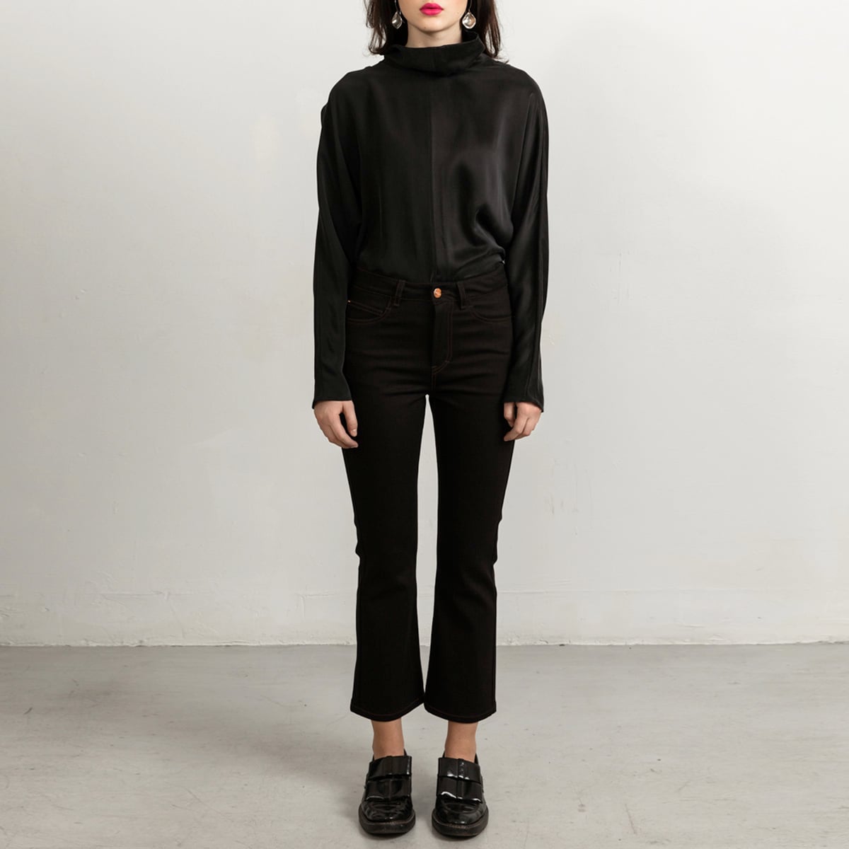 Flared black jeans with matching stitch, cropped