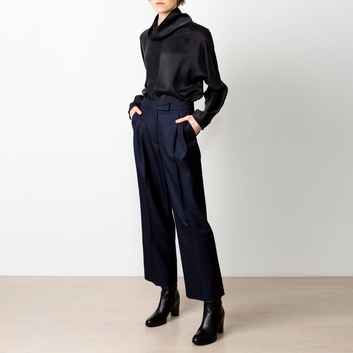 Swipe navy wool cropped pants