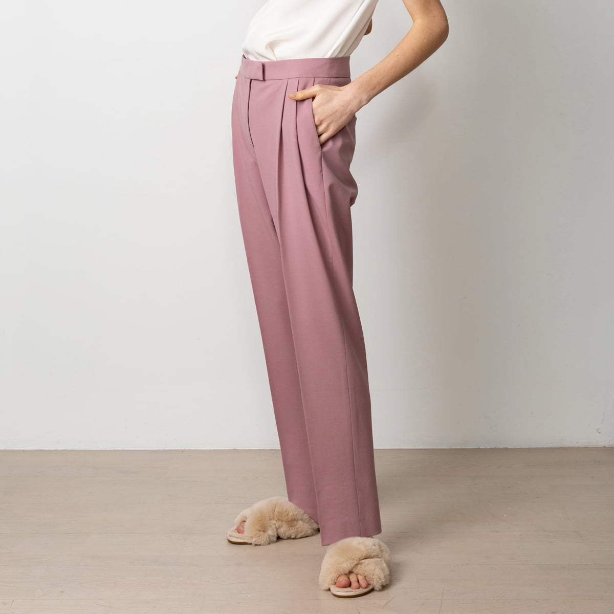 Long pink pleated wool trouser