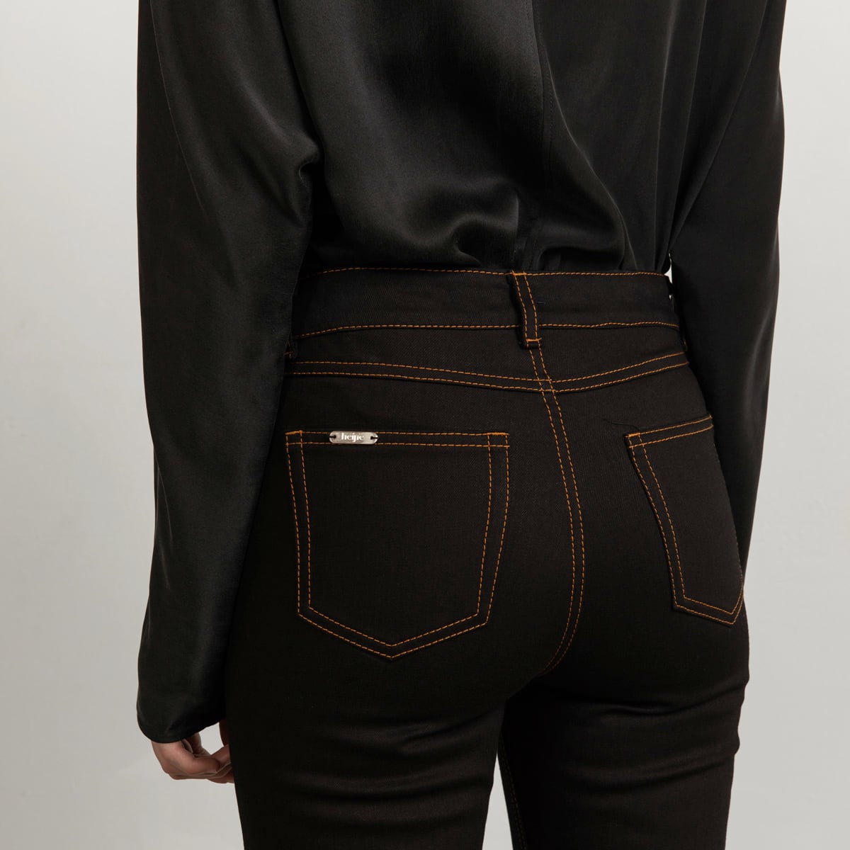 Flared black jeans with tobacco stitch, cropped