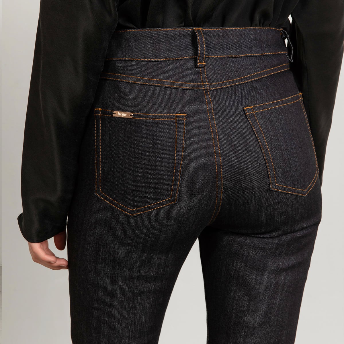 Blue flared jeans with tobacco stitch, cropped