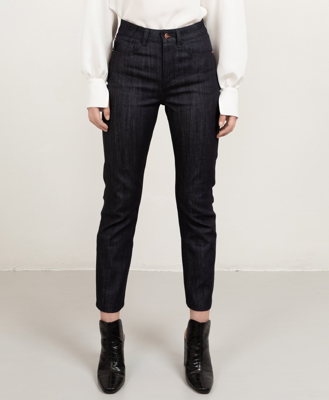 Cropped custom fit denim in Dark Blue with matching stitches