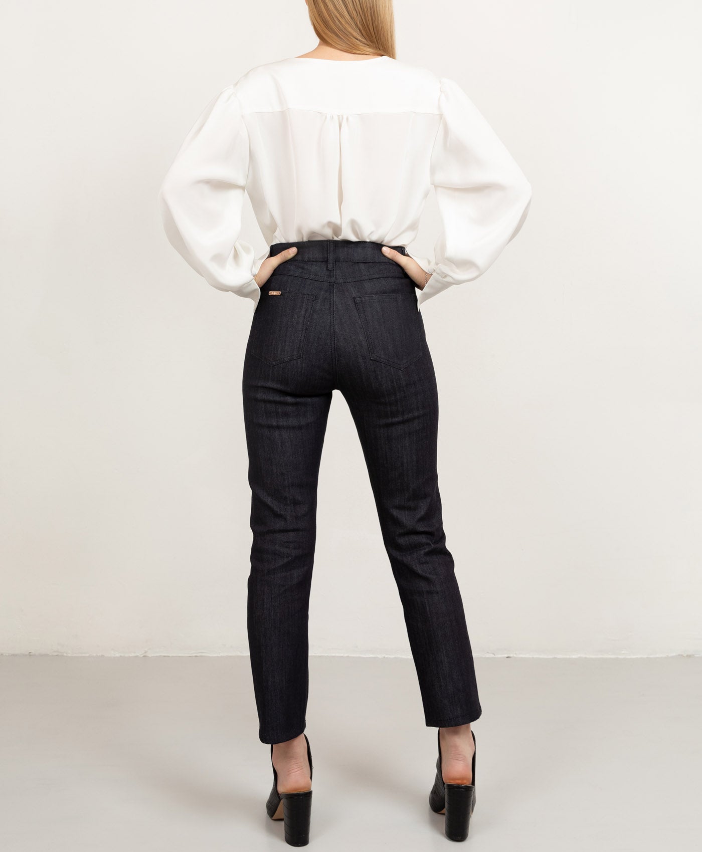 Cropped custom fit denim in Dark Blue with matching stitches