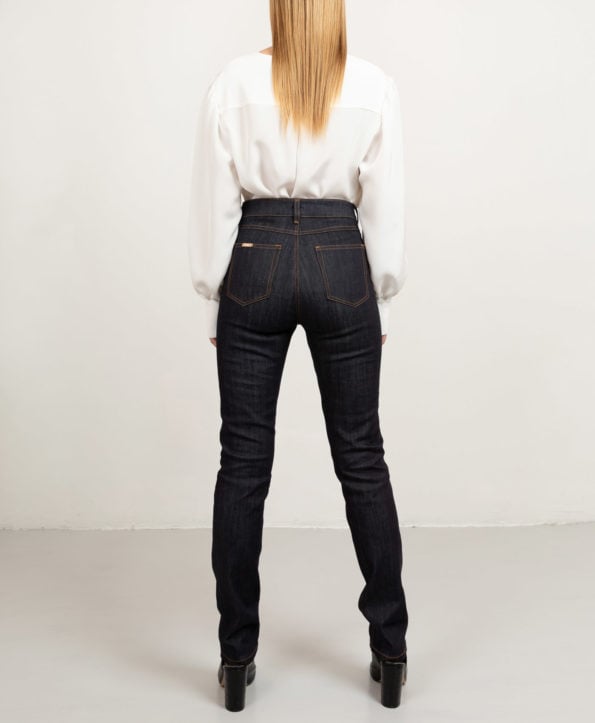 Long custom fit denim in Dark Blue with tabacco stitch