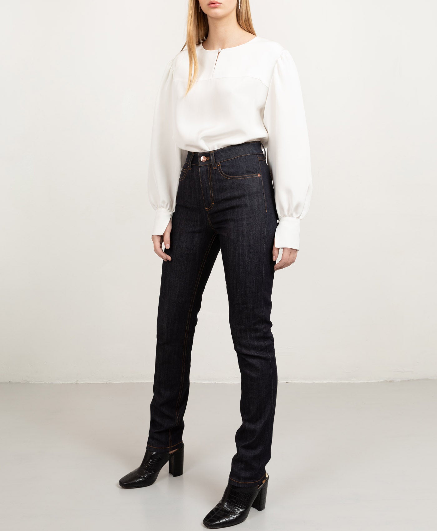 Long custom fit denim in Dark Blue with tabacco stitch