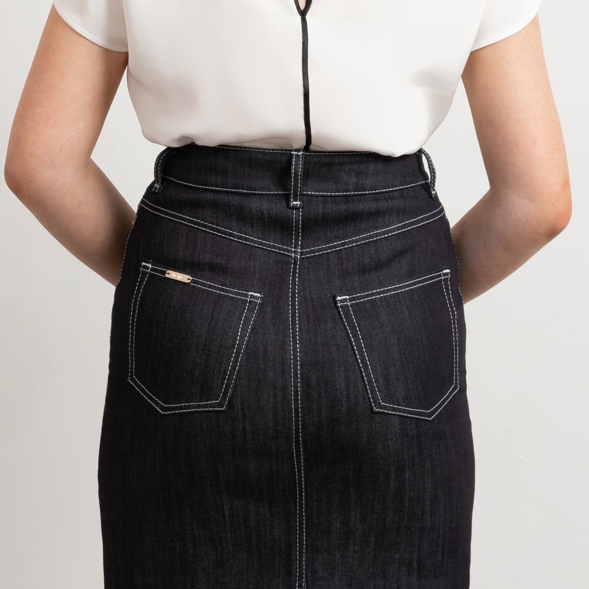 Custom-fit blue short denim skirt white stitch