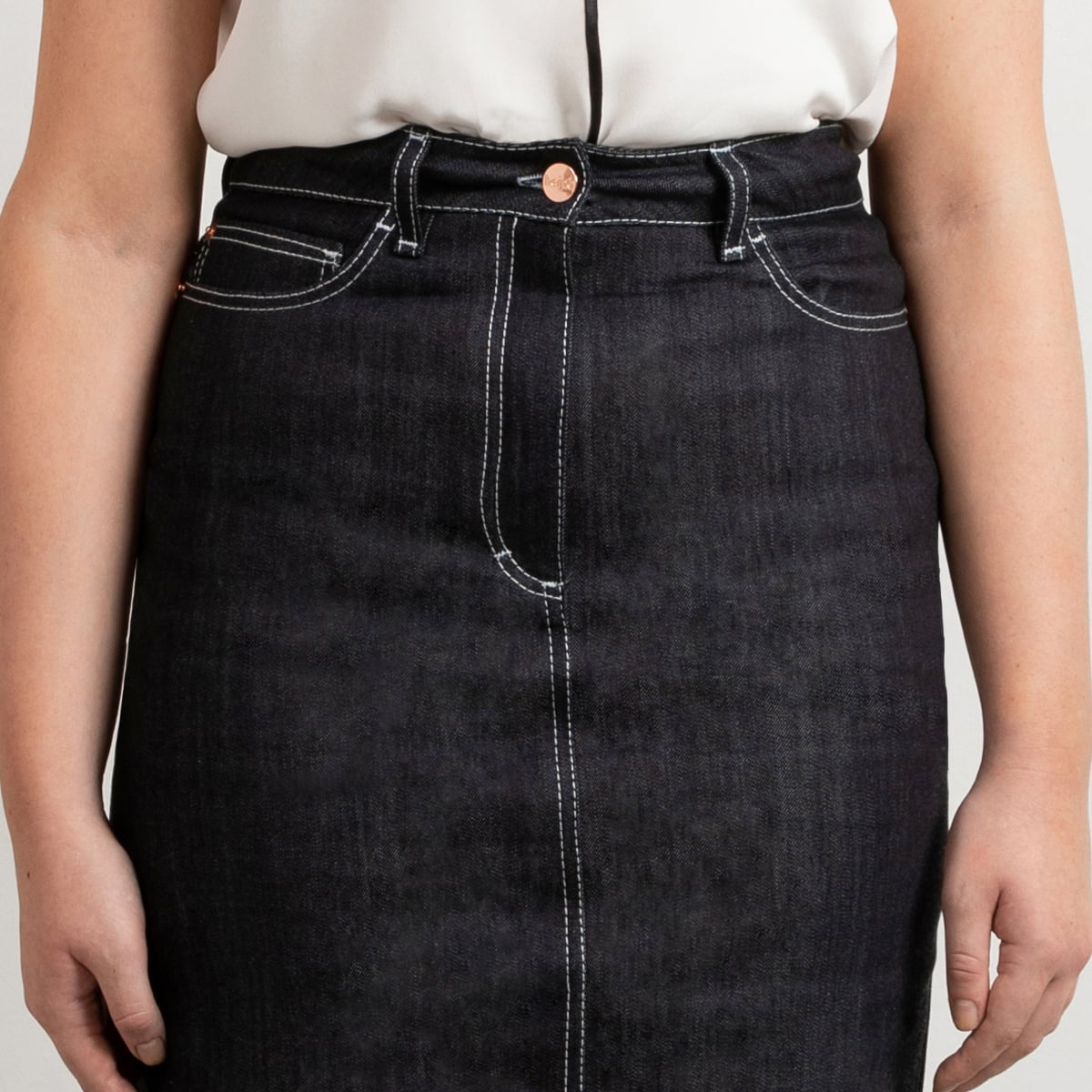Custom-fit blue denim skirt with white stitch