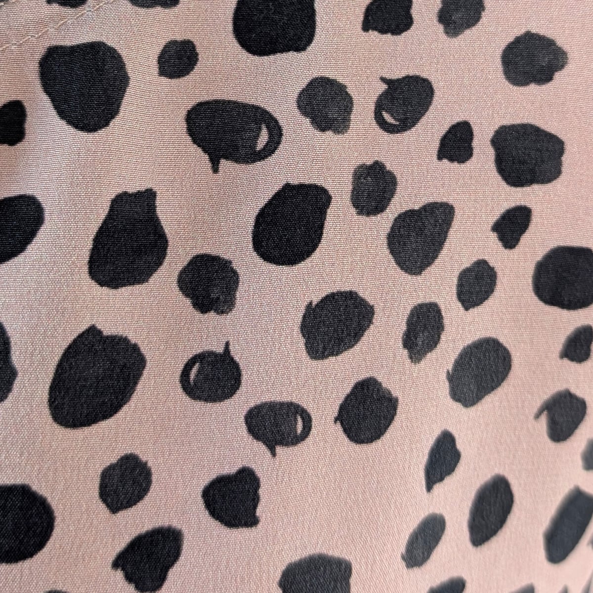 Oversized Tee Dots – Effortless Silk Statement