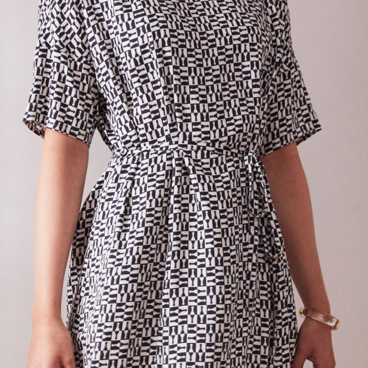 Short Day dress with black and white geo print