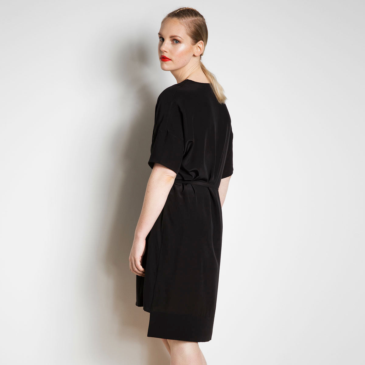 Knee-length day silk dress in Black SS VN