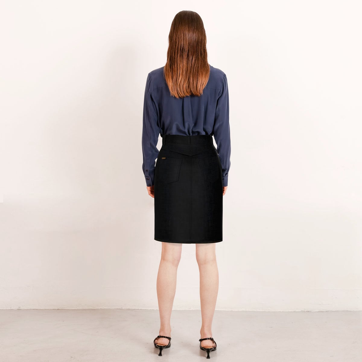 Custom-fit black short denim skirt