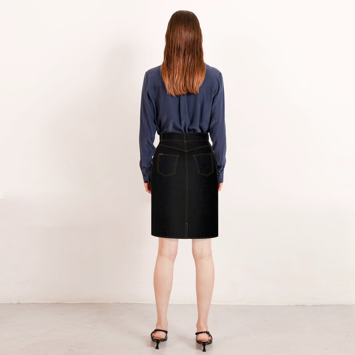 Black short denim skirt with tabacco stitch