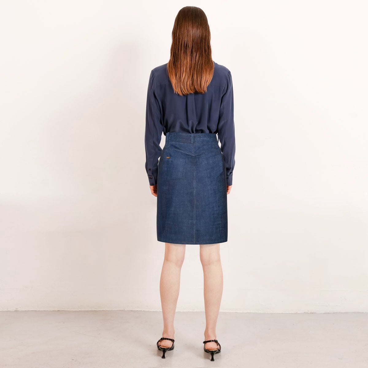 Short denim skirt mid blue with matching stitching