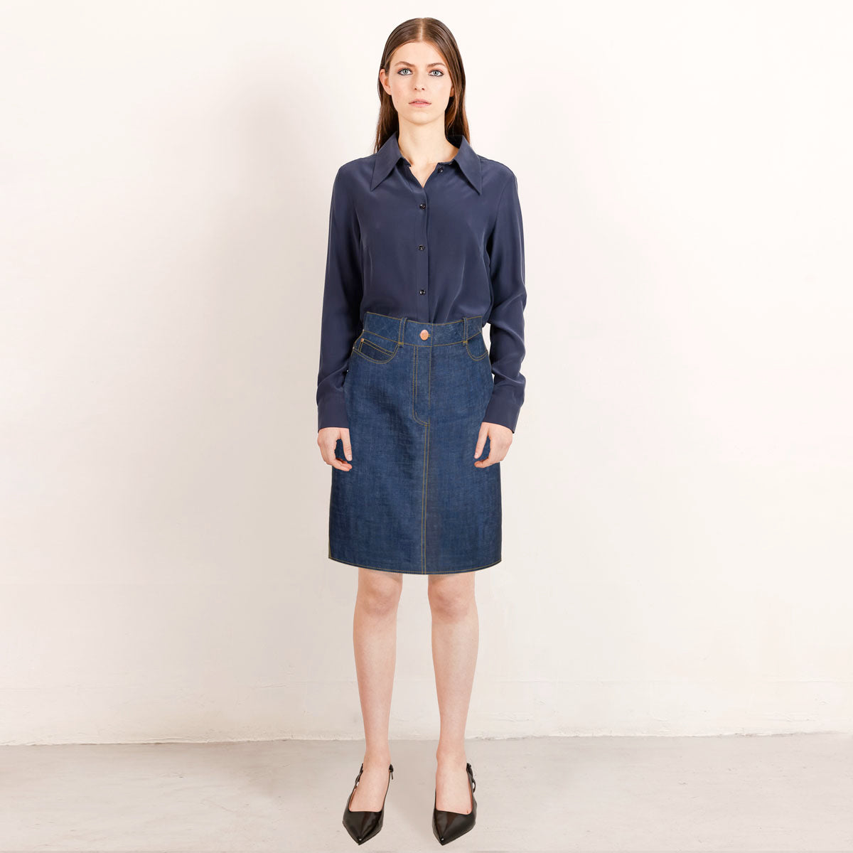 Short denim skirt mid blue with sand stitching