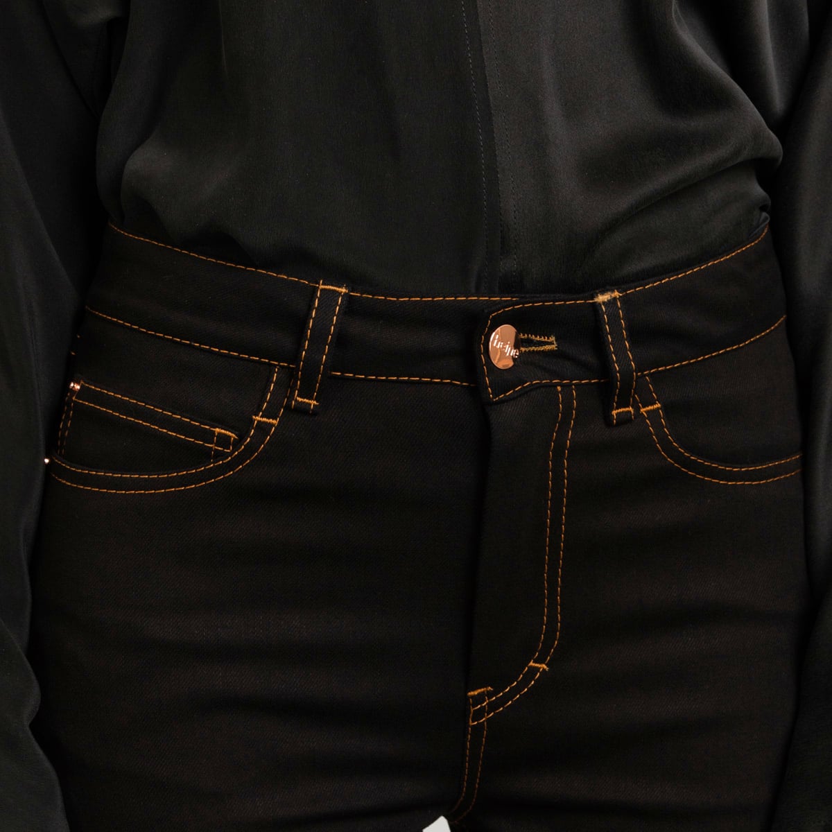 Flared black jeans with tobacco stitch, cropped