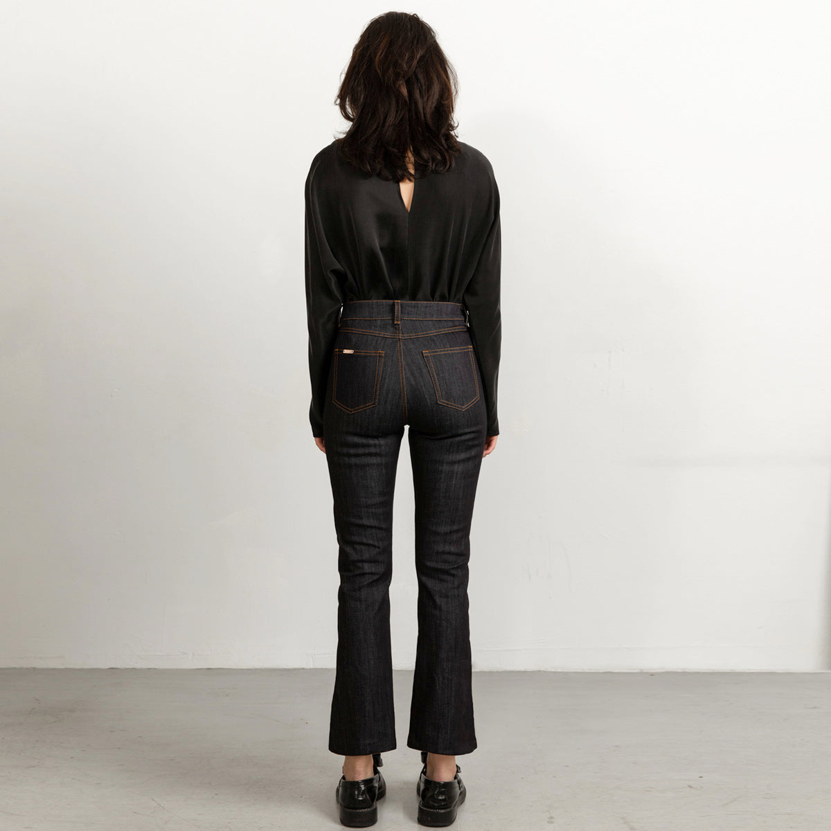 Blue flared jeans with tobacco stitch, cropped