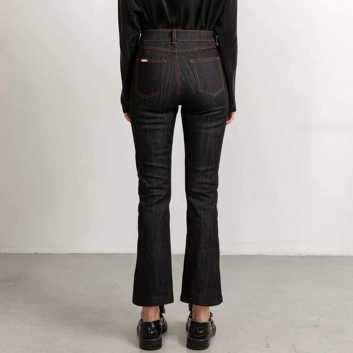 Blue flared jeans with tobacco stitch, cropped