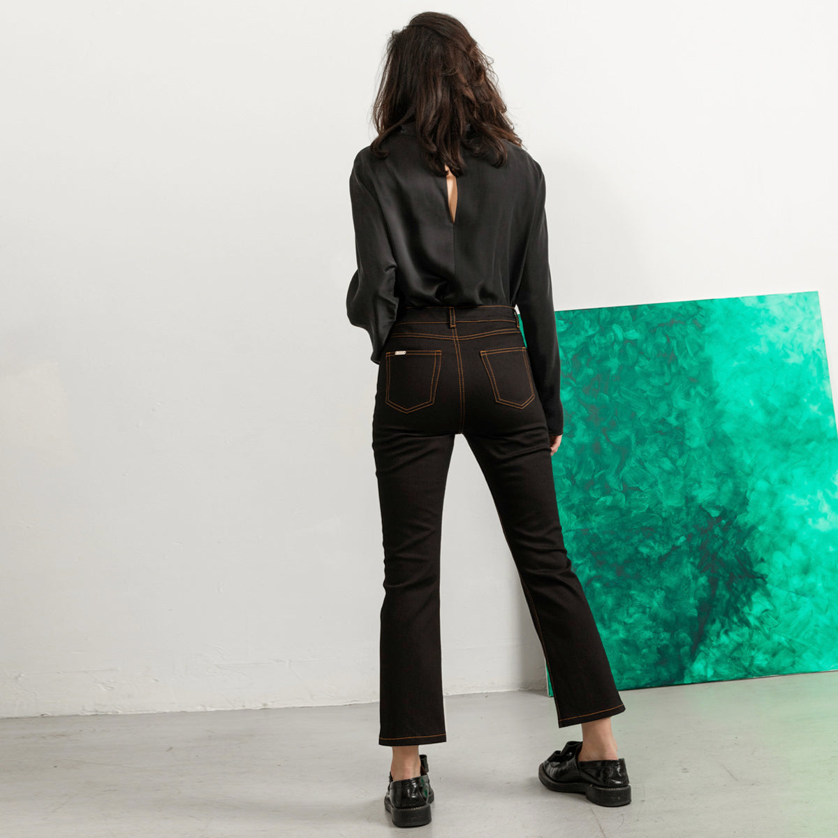 Flared black jeans with tobacco stitch, cropped