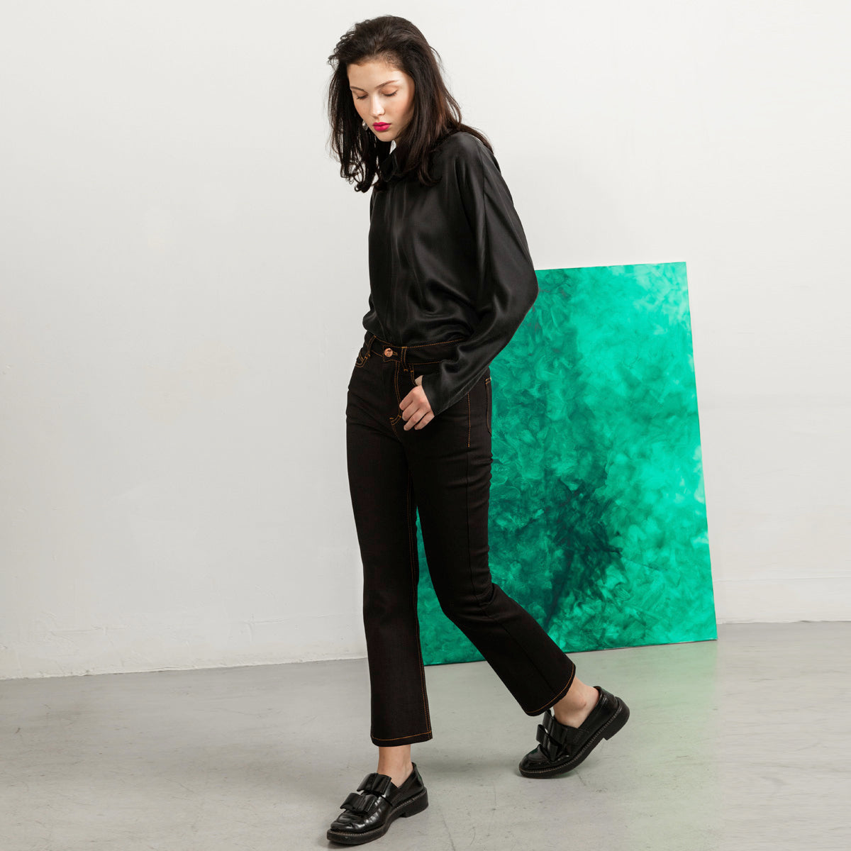 Flared black jeans with tobacco stitch, cropped