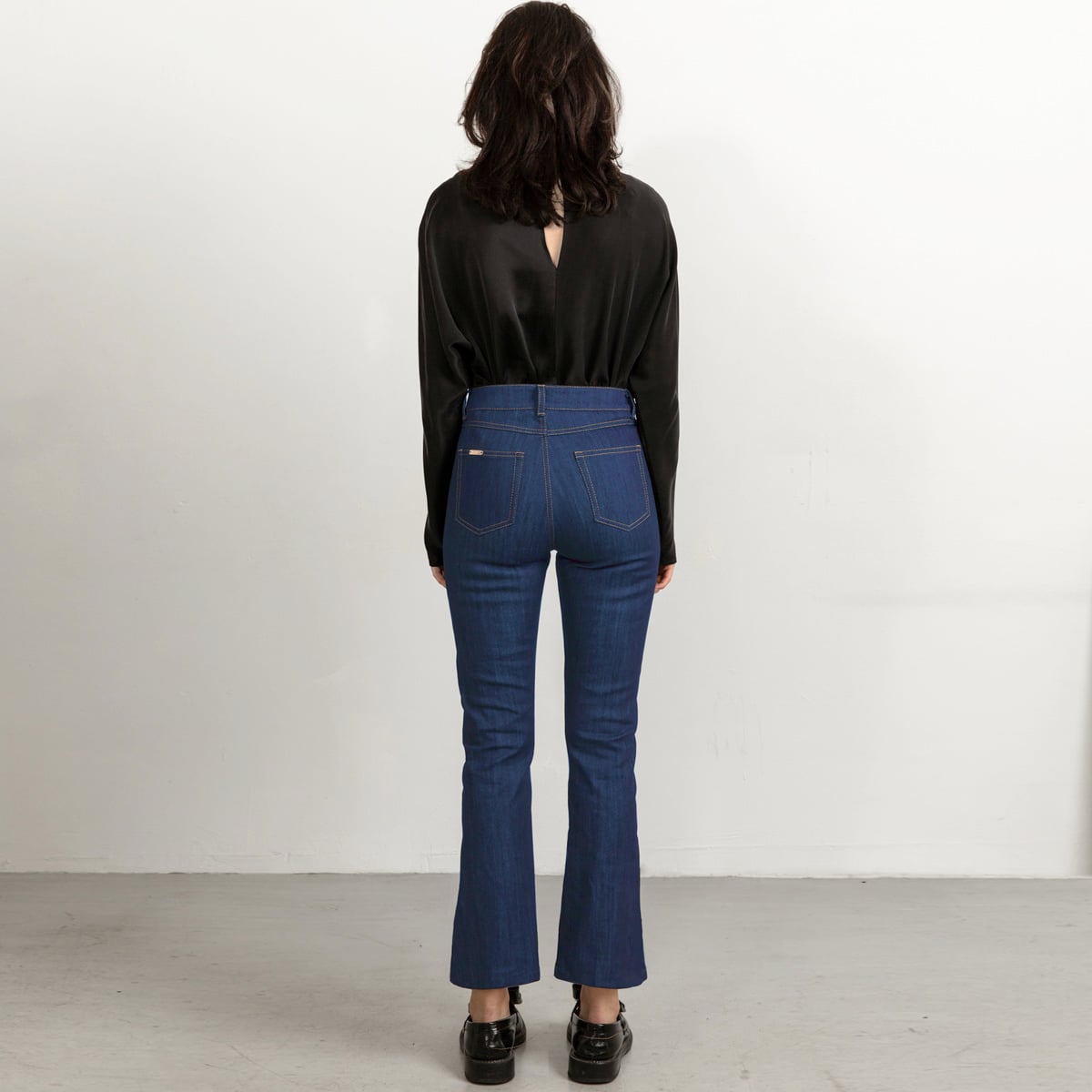 Mid blue flared jeans with sand stitch, cropped