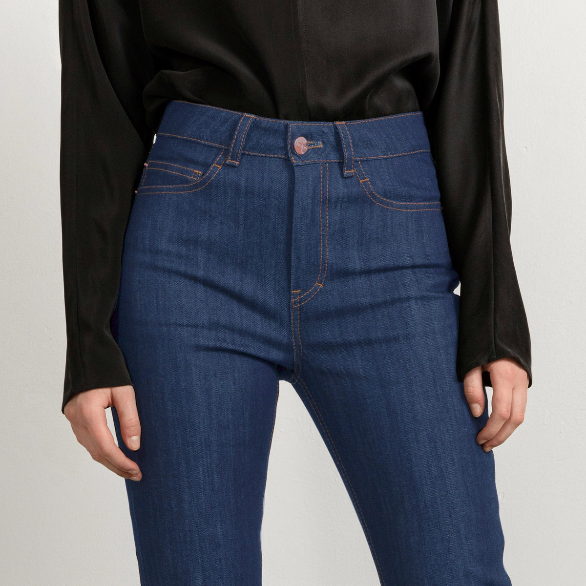 Flared jeans in mid blue with sand stitch, long