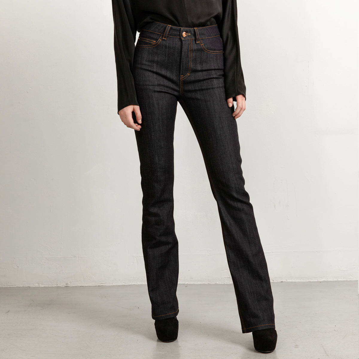 Long blue flared jeans with tobacco stitch