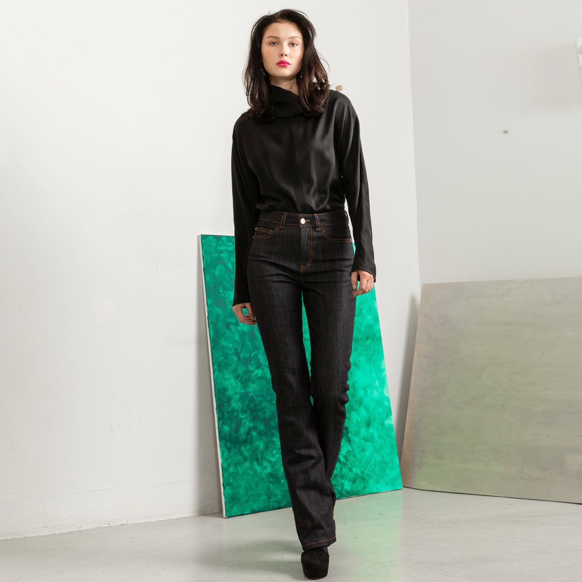 Long blue flared jeans with tobacco stitch