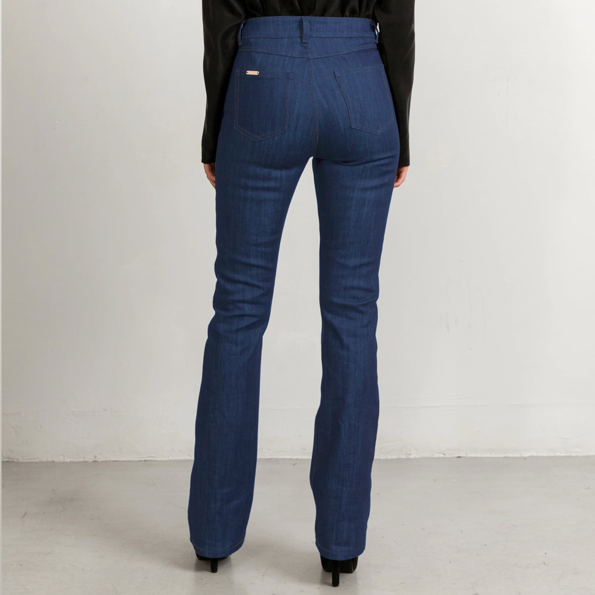 Flared jeans in mid blue with matching stitch, long