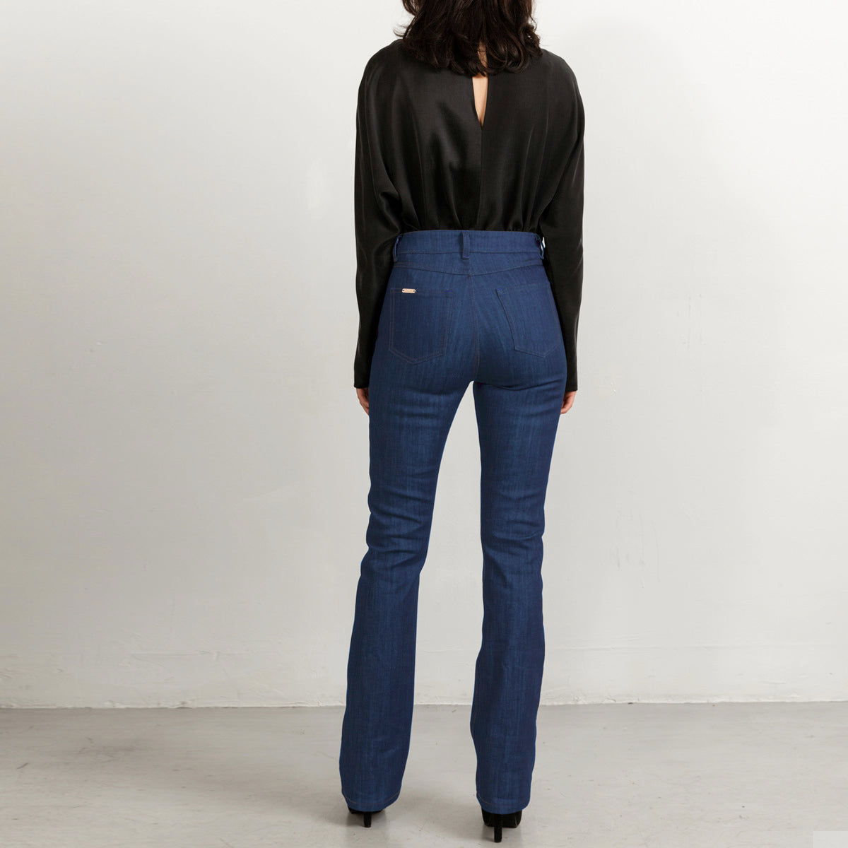 Flared jeans in mid blue with matching stitch, long