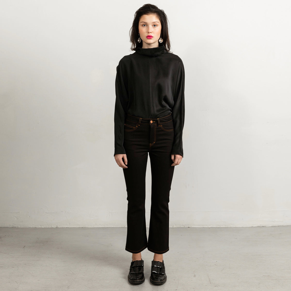 Flared black jeans with tobacco stitch, cropped