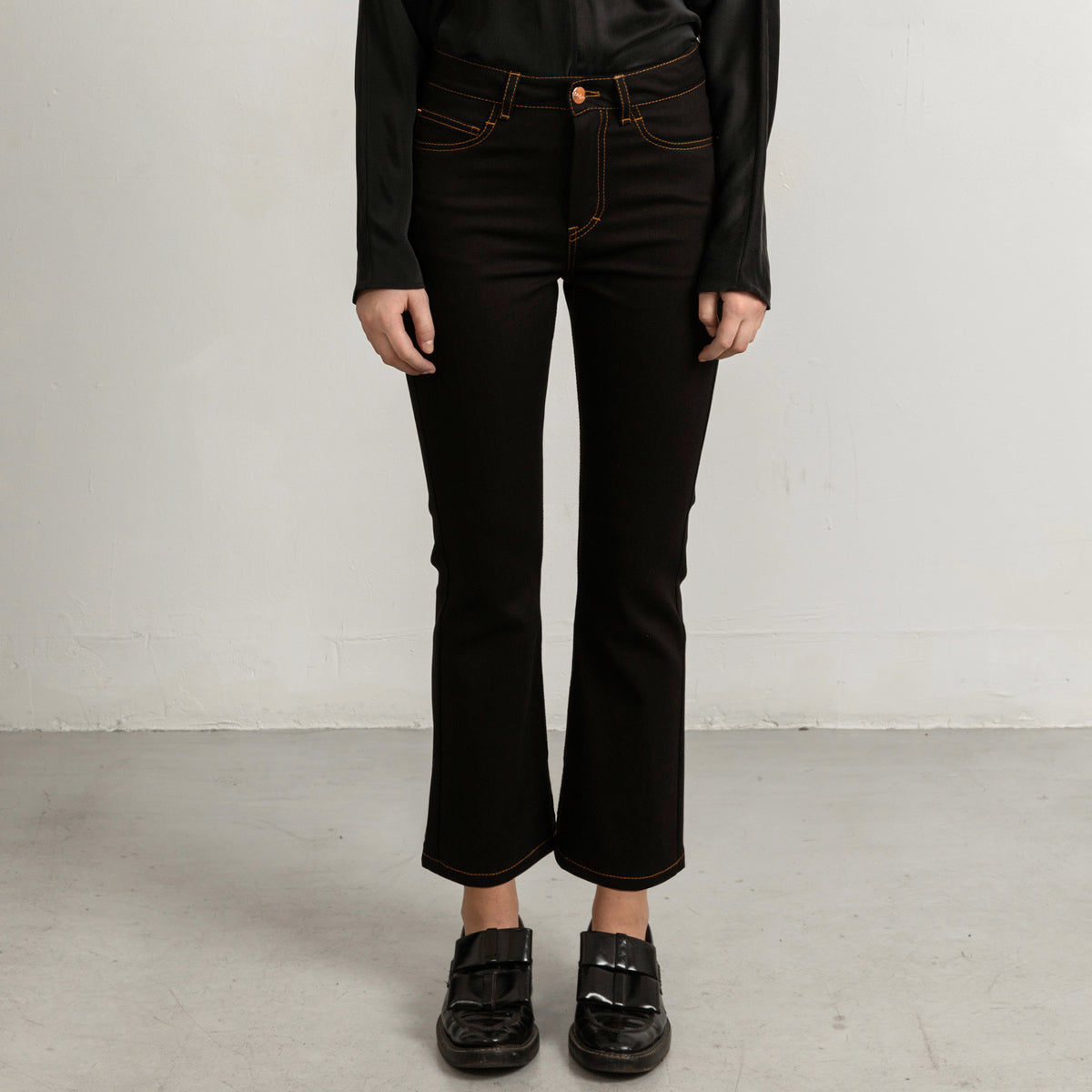 Flared black jeans with tobacco stitch, cropped