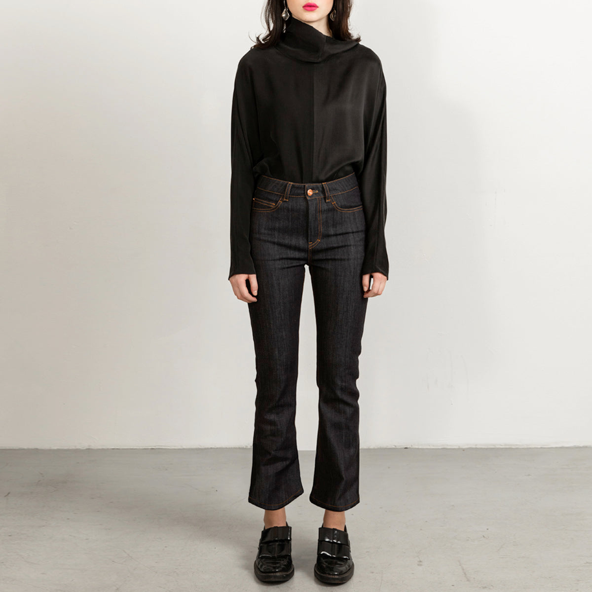 Blue flared jeans with tobacco stitch, cropped