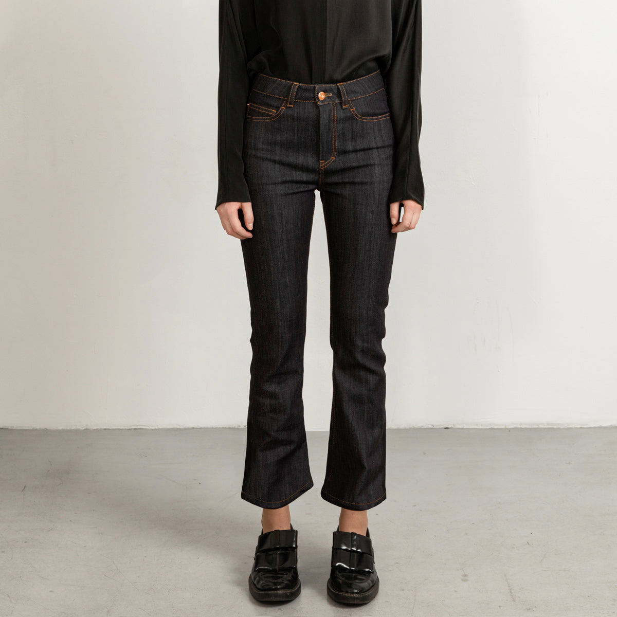 Blue flared jeans with tobacco stitch, cropped