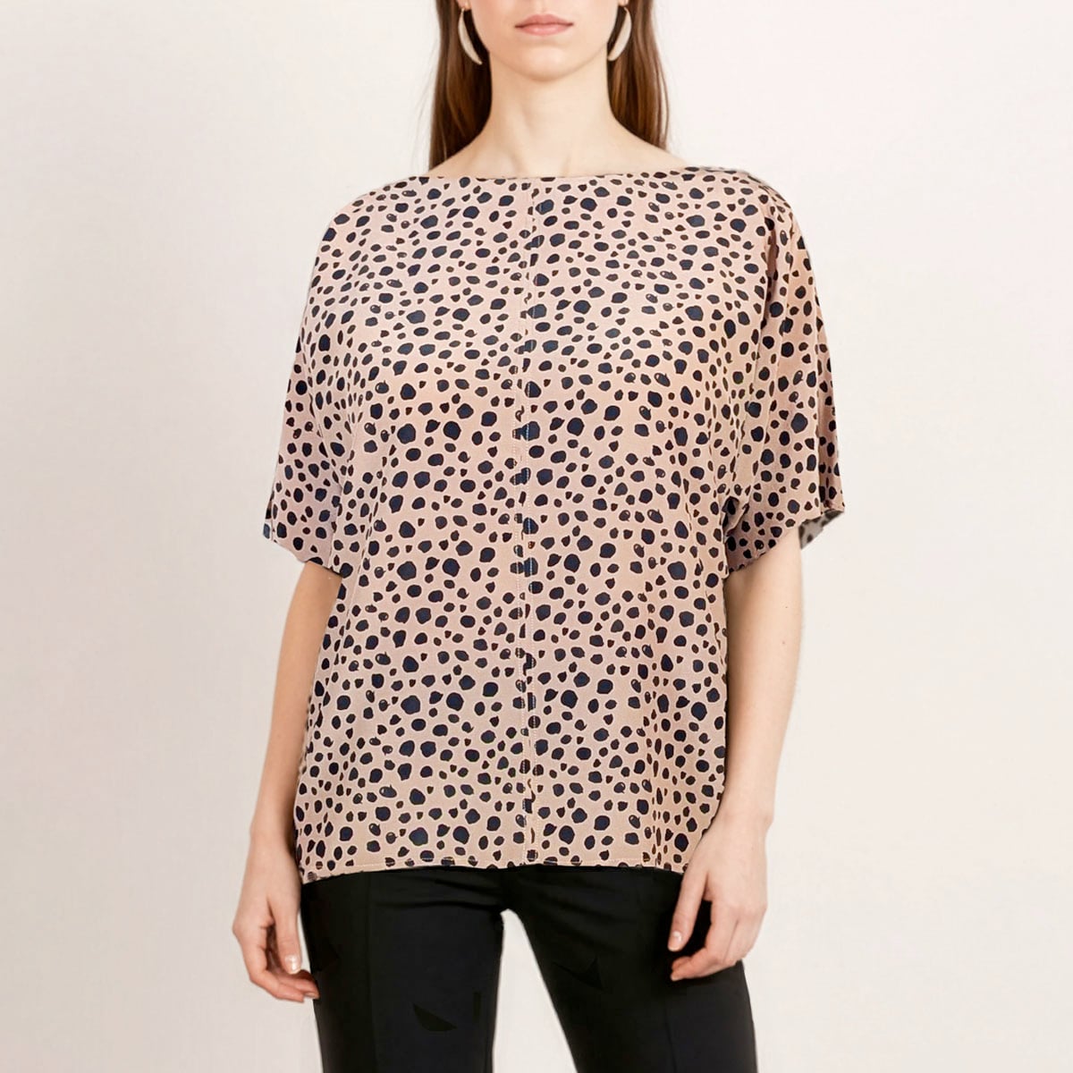 Oversized Tee Dots – Effortless Silk Statement