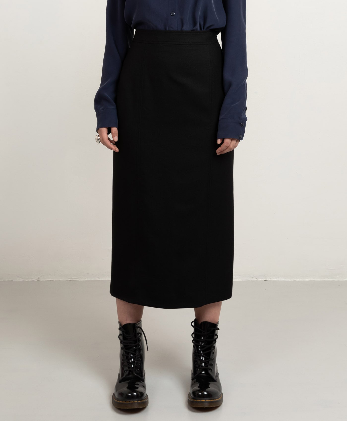 Midi-length prime pencil skirt