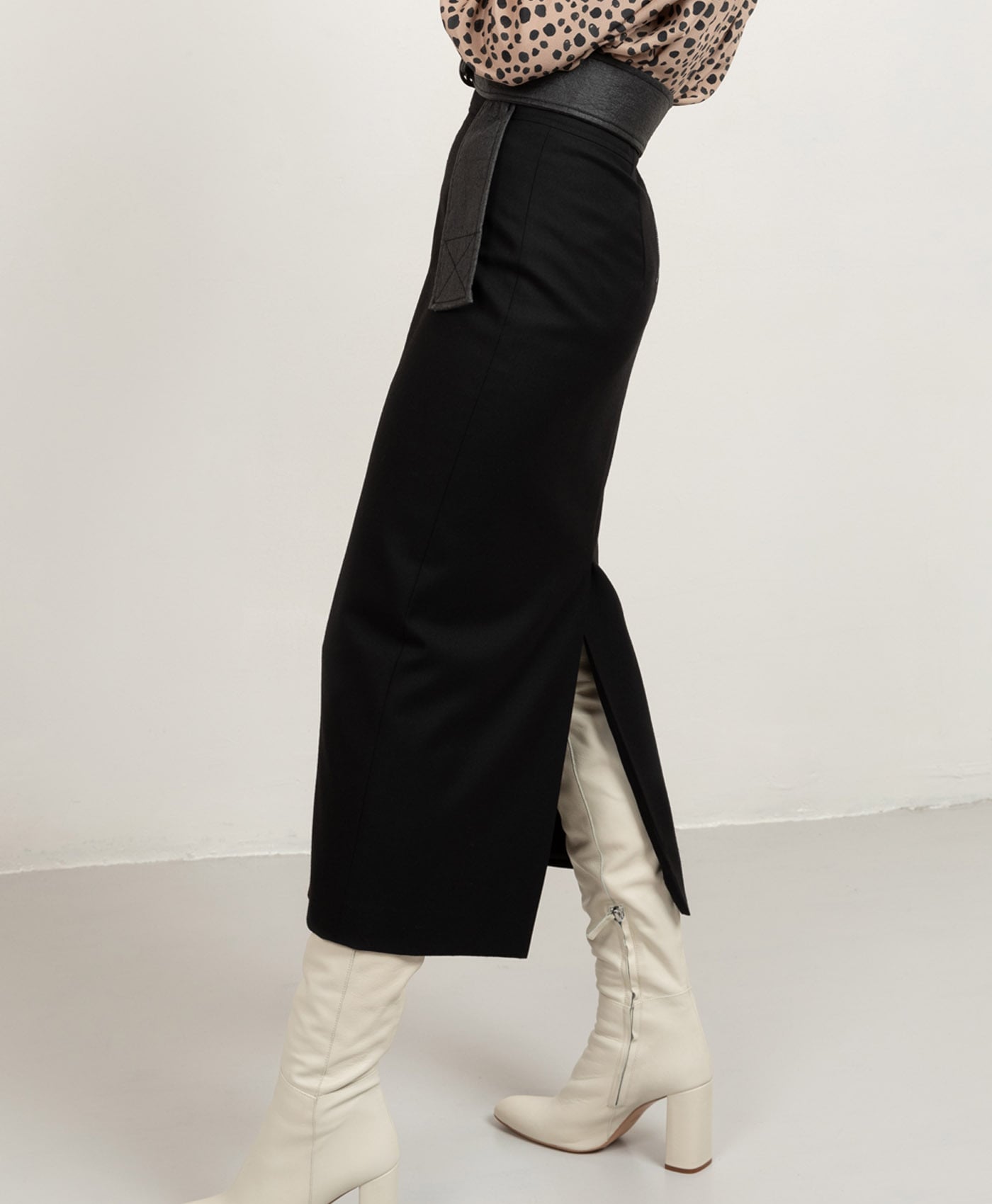 Midi-length prime pencil skirt