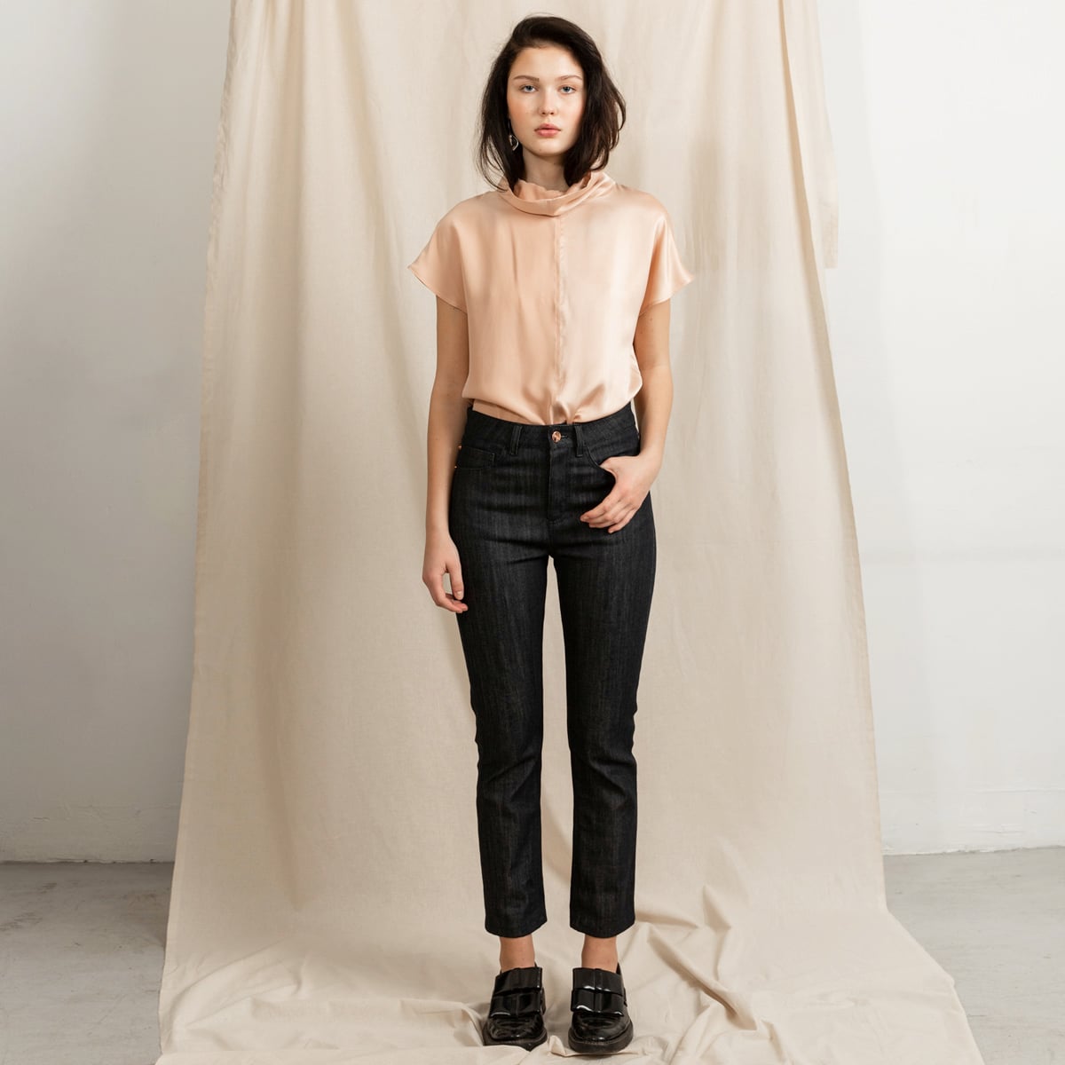 Cropped custom fit denim in Dark Blue with matching stitches