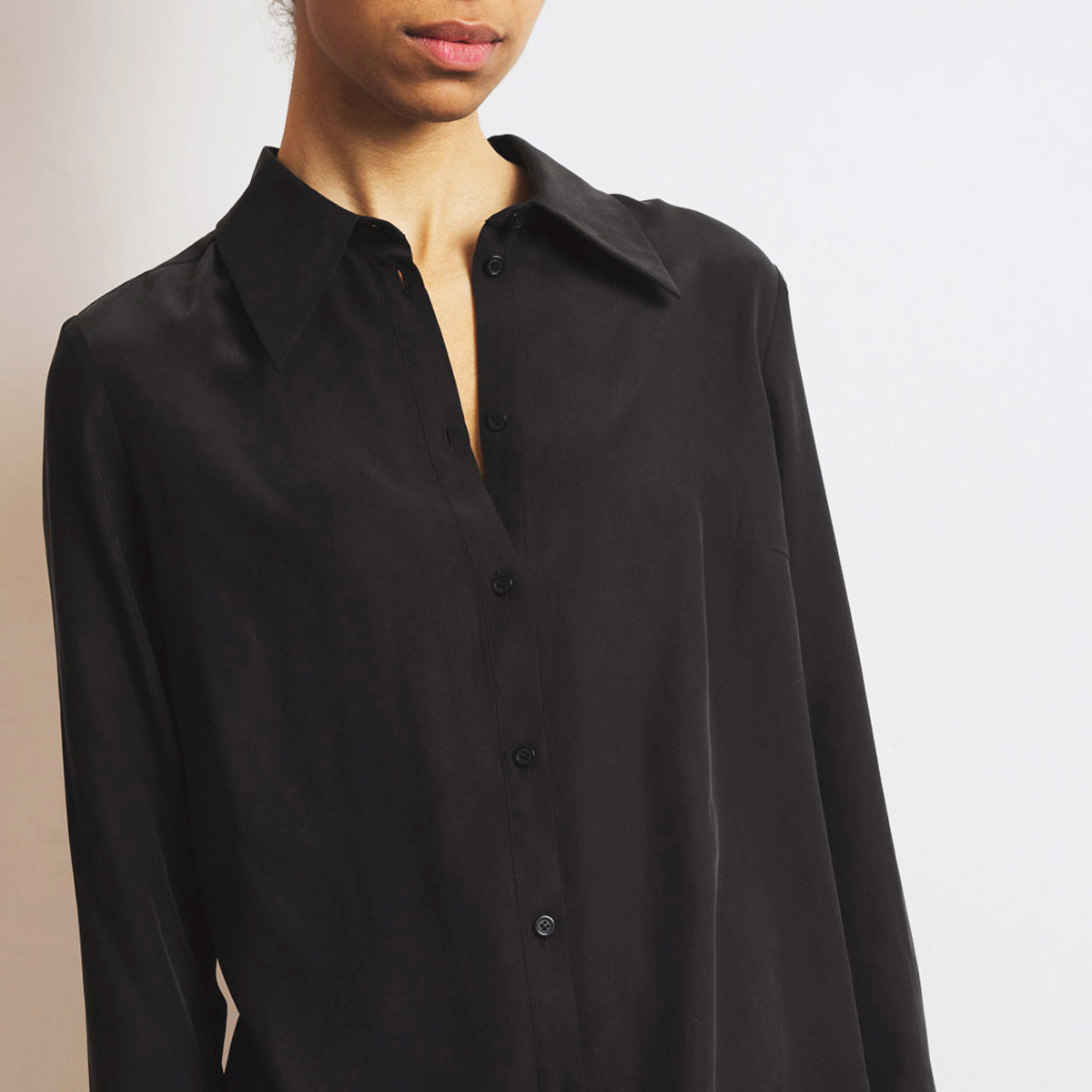 ESSENTIAL SHIRT IN BLACK SILK