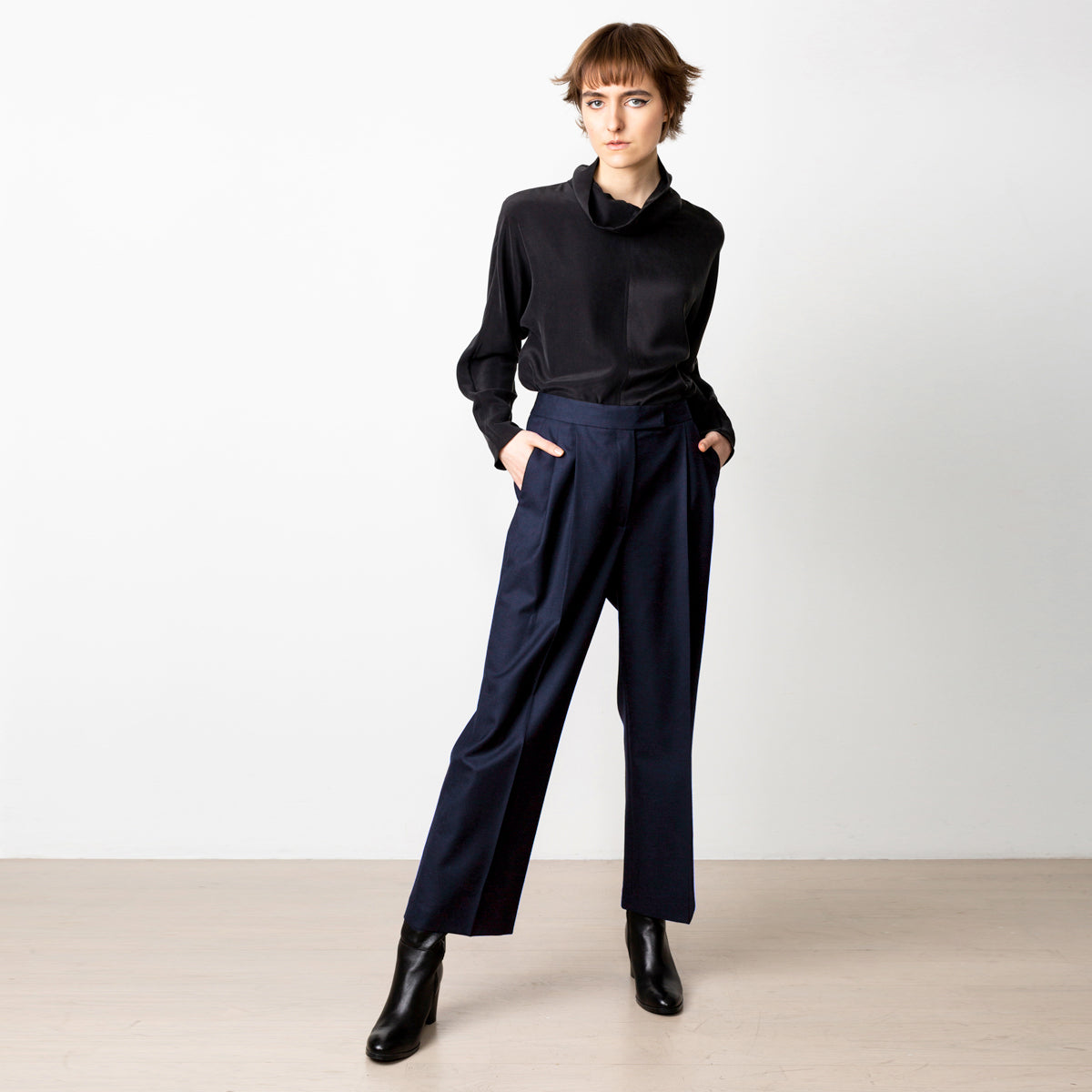 Swipe navy wool cropped pants