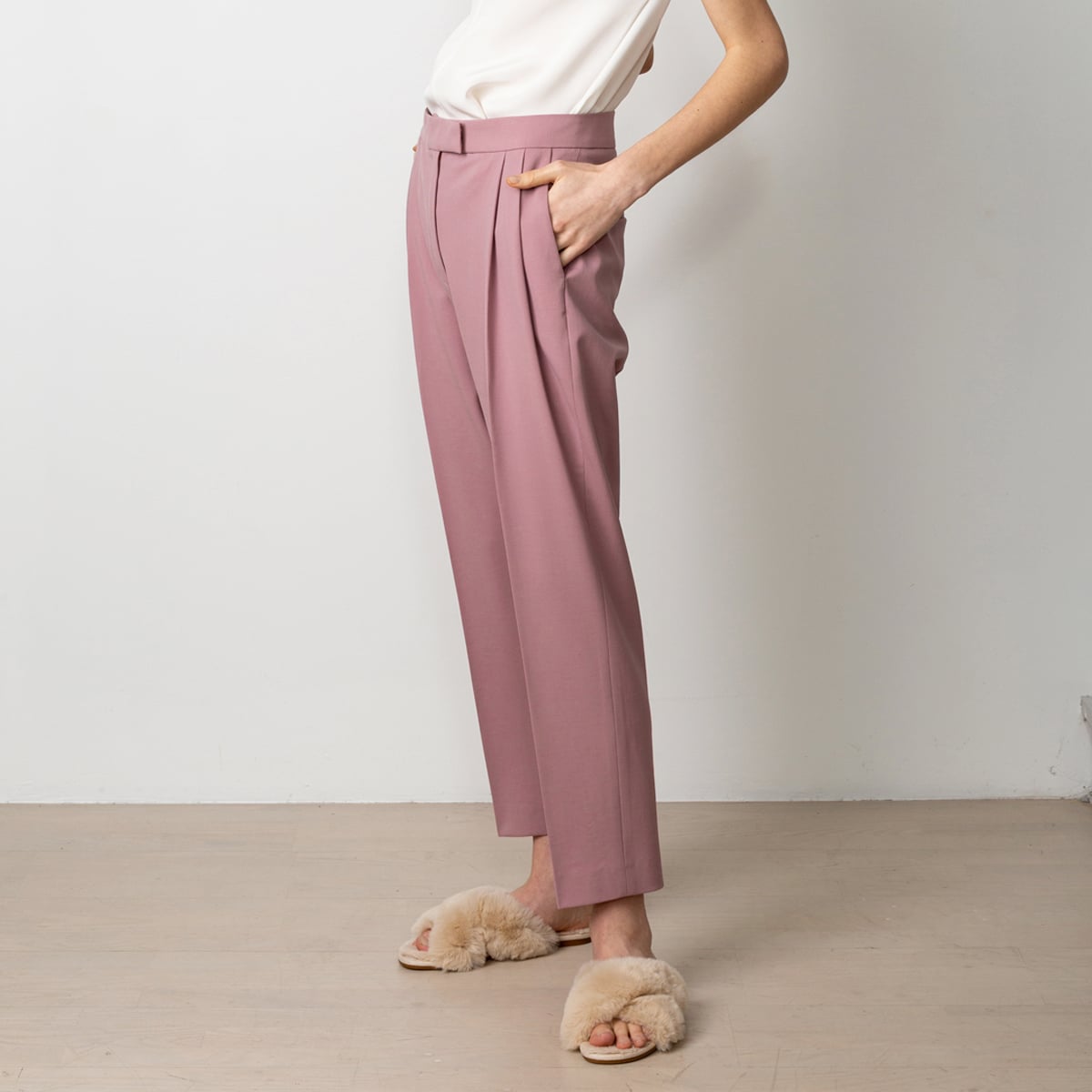 Cropped pink pleated wool trouser