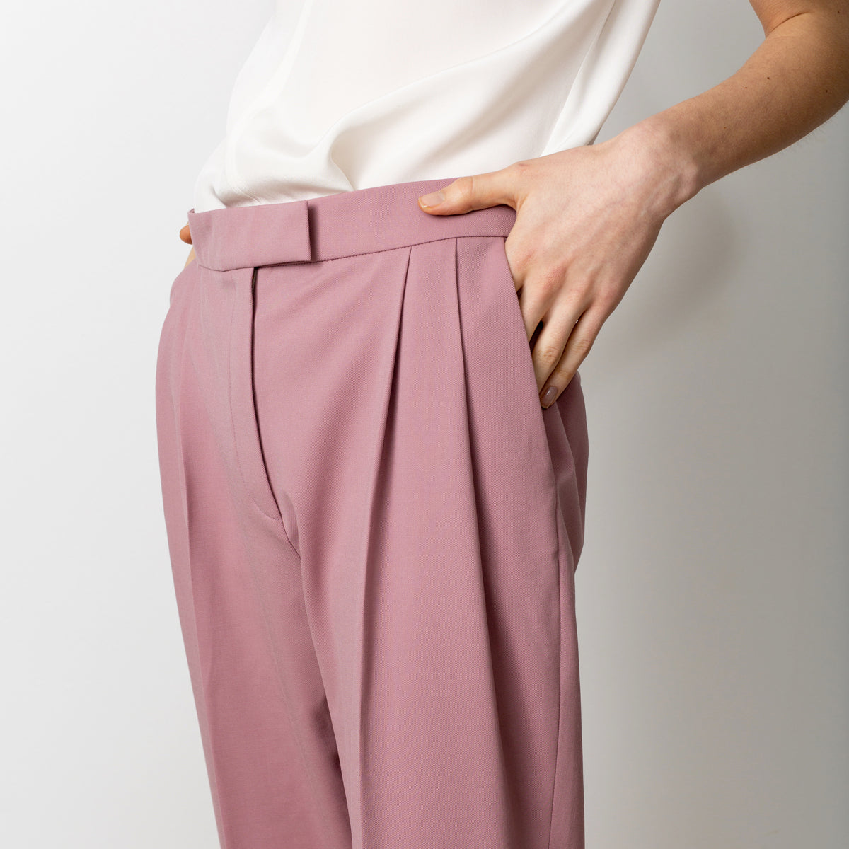 Long pink pleated wool trouser