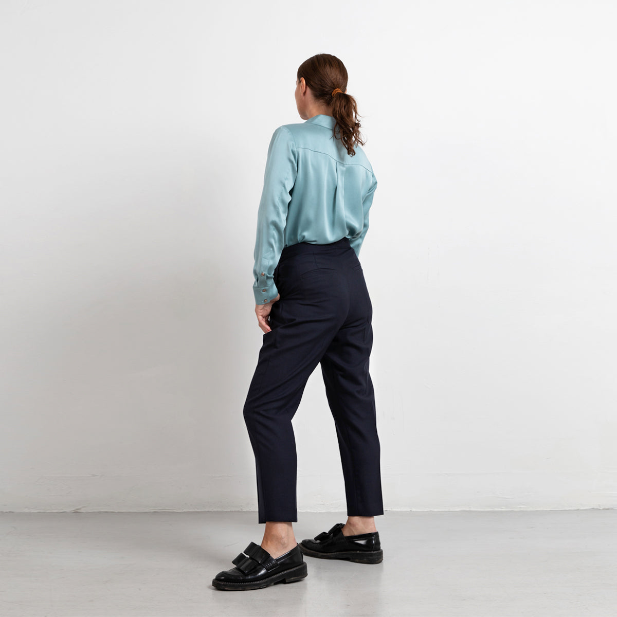 Navy pleated wool trouser cropped