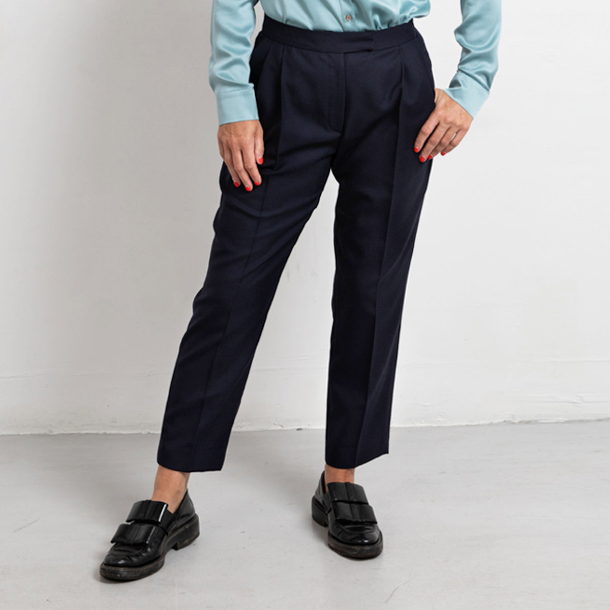 Navy pleated wool trouser cropped