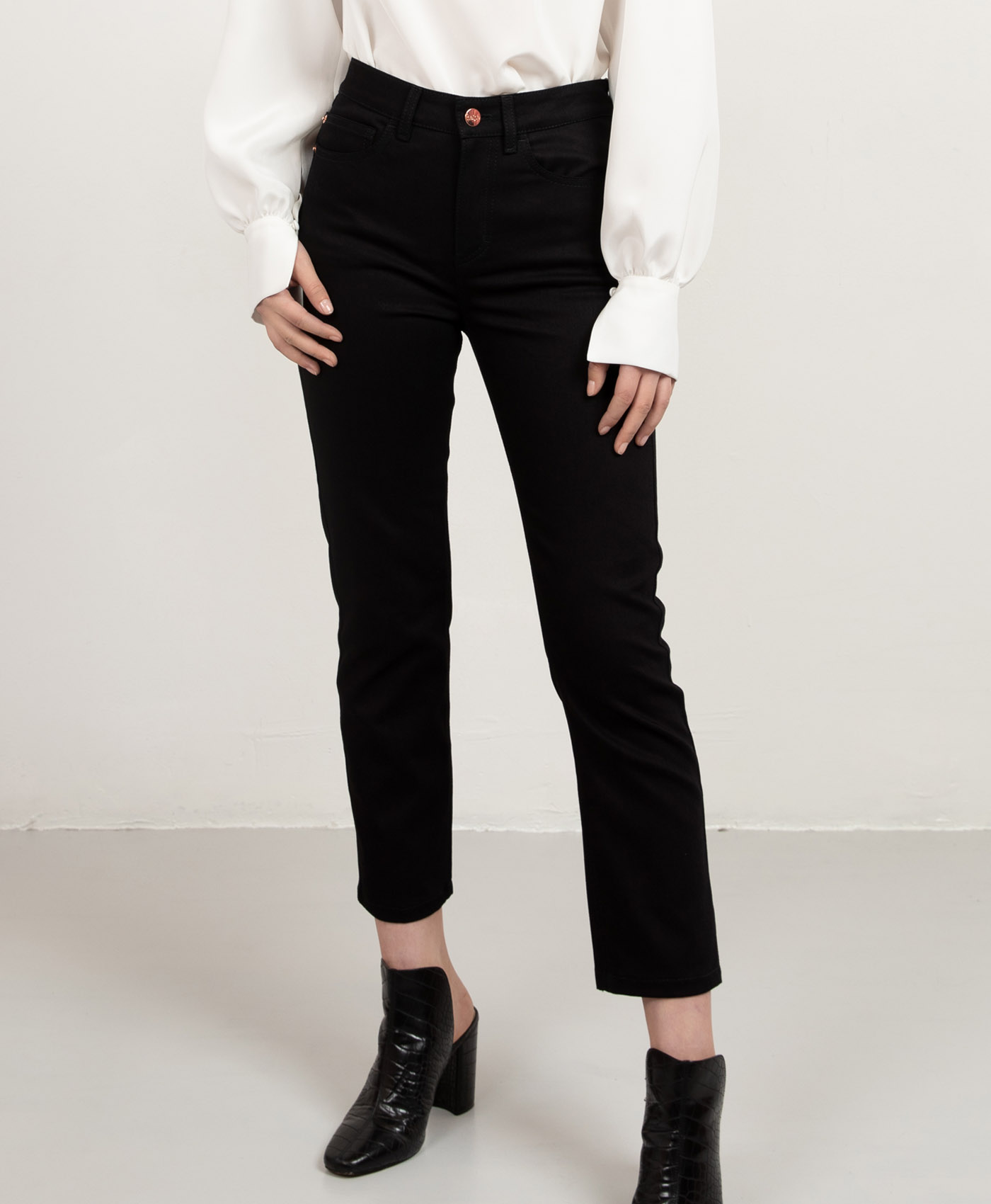Custom fit cropped jeans in black with matching stitches by Studio Heijne