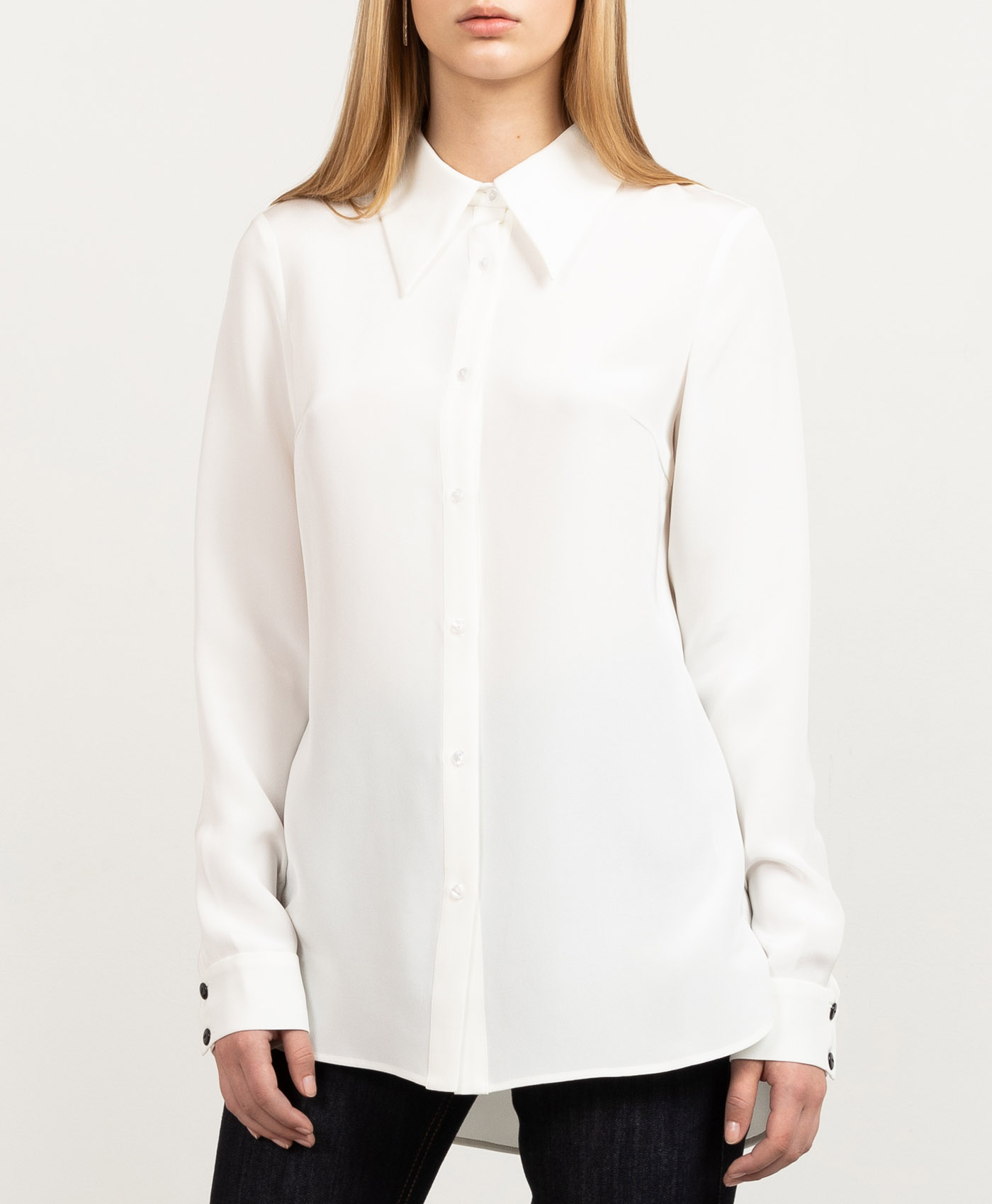 Custom-fit essential off white shirt in silk by Studio Heijne