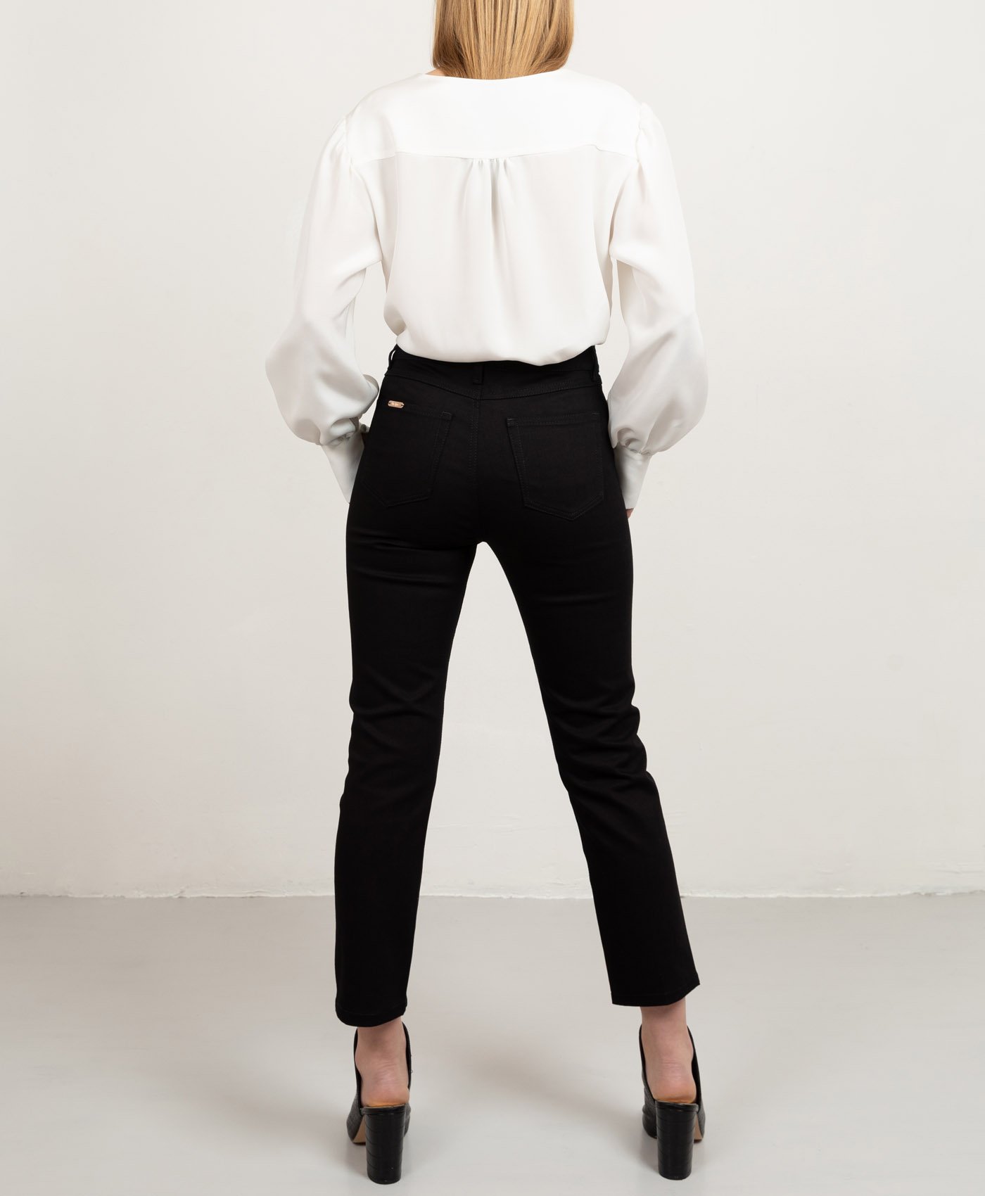Custom fit cropped jeans in black with matching stitches by Studio Heijne