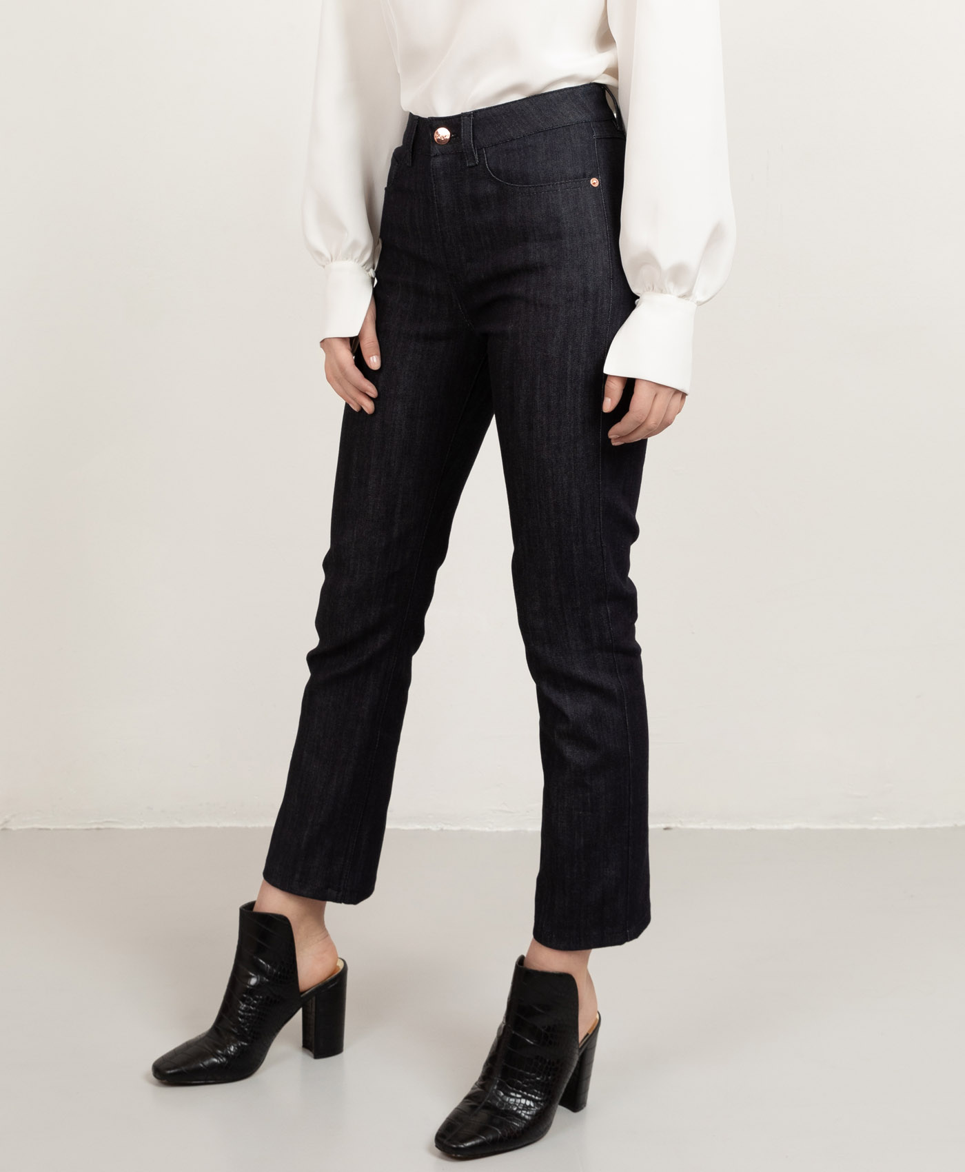 Cropped custom-fit jeans in Dark Blue with matching stithces
