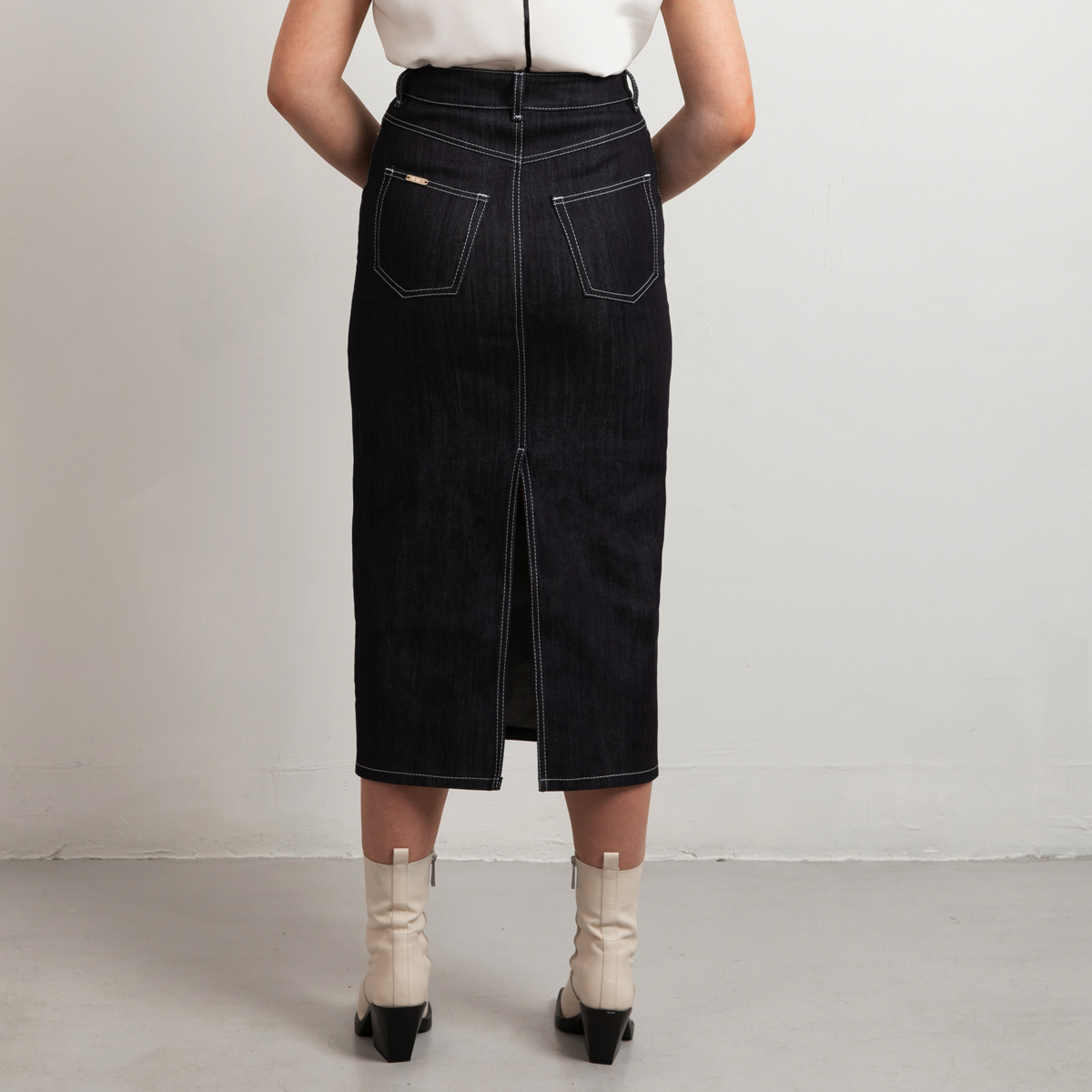 Midi denim skirt in dark blue white stitch - Studio Heijne