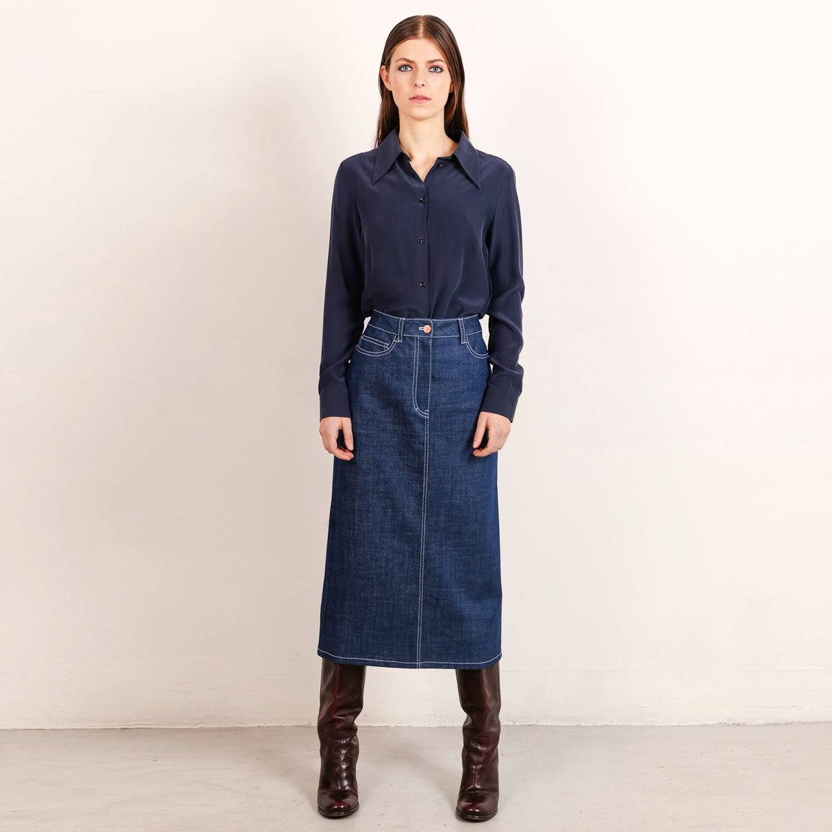 10 Stylish & Chic Denim Maxi Skirt Outfit Ideas | Outfits, Denim chic,  Fashion